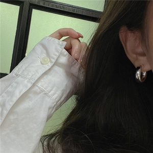 Minimalist S925 sterling silver C-shaped hoop earrings with a high-polished mirror finish