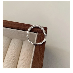 Dettaglio dell'anello in argento S925 con perle d'acqua dolce e barra lucidata