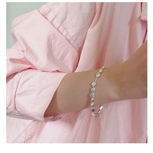 Detaillierte Nahaufnahme eines S925 Sterlingsilber-Armbands mit Kieselgliedern