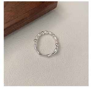 Dettaglio anello in argento S925 con perle naturali e design a onde fluide irregolari