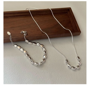 Detail von S925 Sterlingsilber Kette und Armband mit Perlen auf Holzdisplay präsentiert