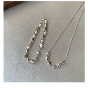Detaillierte Makroansicht der S925 Sterlingsilberperlen und Prägung auf dem Schmuck