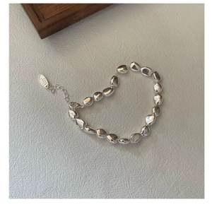 Makroaufnahme von S925 Sterlingsilber Perlenarmband mit Karabiner und Verlängerungskette