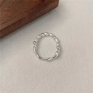 Anello in argento fluido irregolare con perle barocche e design minimalista