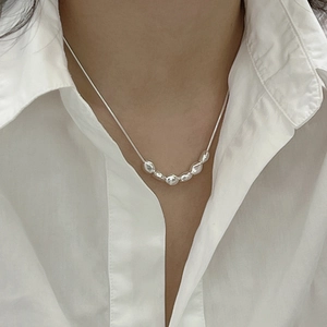 Minimalistische S925 Sterlingsilber Perlenkette mit fünf unregelmäßigen Perlen am Model