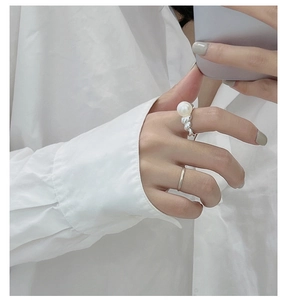 Detailed view of S925 silver twist rope ring with elegant white pearl on finger