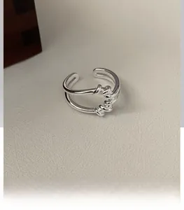 Dettaglio macro dell'anello a nodo in argento S925 con design intrecciato a due strati