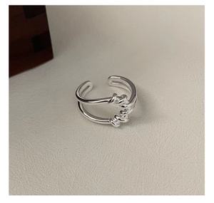 Dettaglio anello in argento sterling S925 intrecciato con design aperto a doppio strato