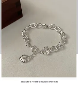 Dettaglio del bracciale a maglie in argento S925 con pendente a cuore testurizzato