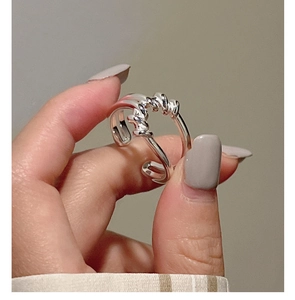Dettaglio dell'anello a doppio strato in argento sterling S925 con trama a intreccio