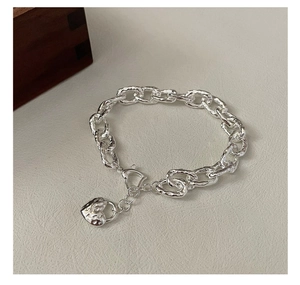 Dettaglio del bracciale cuore in argento S925 con maglie ovali testurizzate