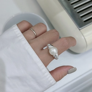 Elegant S925 sterling silver croissant ring with large round pearl on female finger