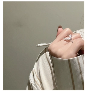 Dettaglio di un anello scintillante in argento sterling con zirconi sulla mano
