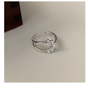 Vista dettagliata dell'anello in argento sterling S925 con design a doppio strato e nodo