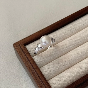 Elegant S925 sterling silver ring with large round pearl and twisted rope band