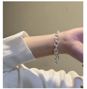 Dettaglio del bracciale a catena in argento sterling S925 con trama martellata al polso