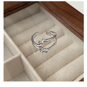 Dettaglio dell'anello a nodi in argento sterling S925 in una scatola di legno