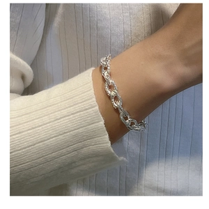 Dettaglio del bracciale a catena spessa in argento S925 con texture effetto lava fusa