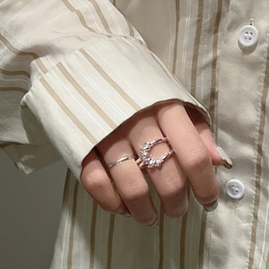 Set di anelli in argento sterling S925 con nodo e trama intrecciata sulla mano della modella