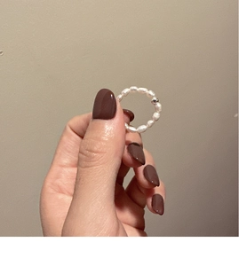 Close-up of S925 sterling silver elastic ring with natural freshwater pearls and silver bead