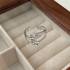 Anello minimalista in argento sterling S925 con nodo intrecciato e design aperto