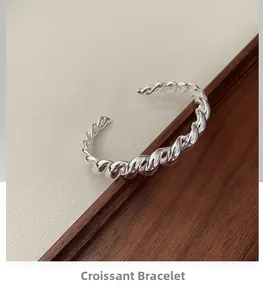 Vue détaillée du bracelet jonc tressé croissant en argent sterling S925 massif