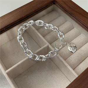Bracciale S925 in argento sterling con ciondolo a cuore e trama martellata in portagioie