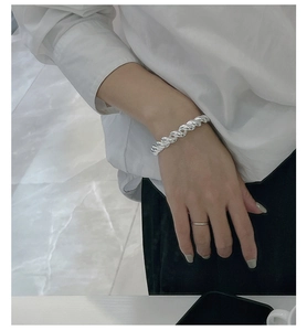 Détail du bracelet en argent S925 avec texture de croissant torsadé et fini poli