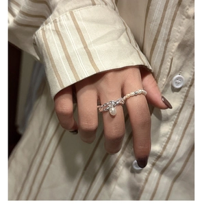Detail of S925 silver pearl ring with metal chain texture and teardrop pearl pendant