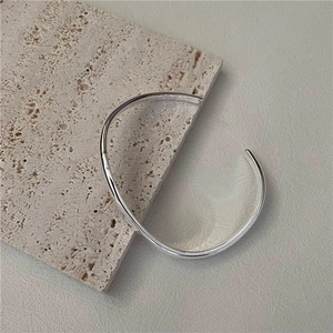 Minimalist S925 sterling silver curved wave bangle with polished chrome finish
