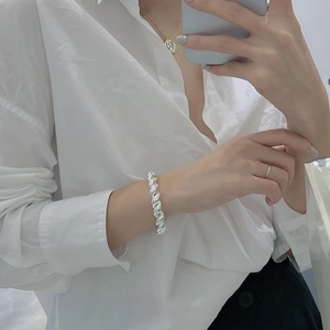 Bracelet jonc en argent sterling S925 avec design torsadé moderne et style minimaliste chic