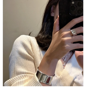 Detalle del conjunto de pulsera ancha y anillo de plata de ley S925 de estilo minimal