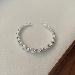 Bracelet jonc ouvert torsadé en argent S925 poli style croissant au design minimaliste