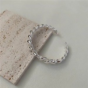 Bracelet jonc ouvert torsadé en argent sterling S925 avec une finition métallique polie