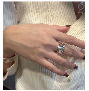 Detalle del anillo ancho de plata S925 con collar y brazalete de diseño minimalista
