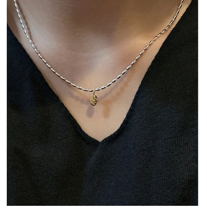 Gros plan d'un collier de perles en argent S925 avec pendentif ovale doré gravé Love