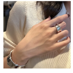 Brazalete y anillo ancho de plata de ley S925 pulida sobre manga de punto acanalado