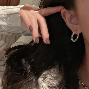 Minimalist S925 sterling silver hoop earrings with a textured wrap design on a female model
