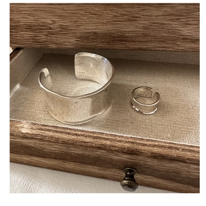Detalle de brazalete de plata S925 con acabado martillado y anillo estilo minimalista