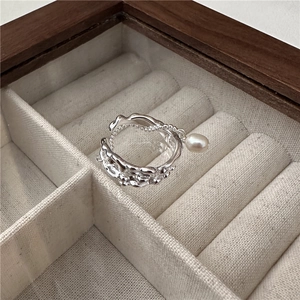 S925 sterling silver pearl ring with irregular lava texture in a velvet jewelry box
