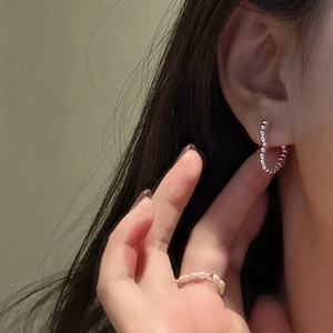 Minimalist S925 sterling silver heart-shaped beaded hoop earrings and pearl ring set
