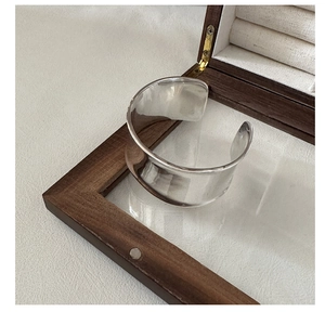 Vista detallada del brazalete ancho de plata de ley S925 con textura artística ondulada