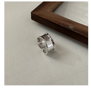 Primer plano del sello S925 en la banda ancha ajustable del anillo de plata de ley