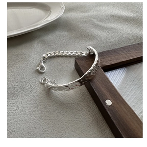 Detail of silver S925 bracelet with hammer-textured metal plate and chunky curb chain link