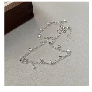Detailed view of S925 silver necklace with Figaro chain and polished water drop pendants
