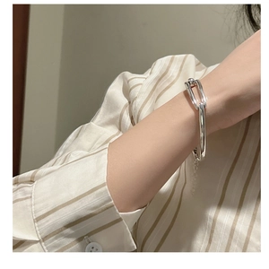 Detail view of S925 sterling silver geometric link bracelet with adjustable chain tail
