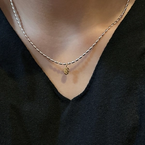 Collier en perles d'argent S925 avec pendentif LOVE ovale porté par un mannequin