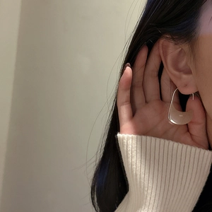 S925 sterling silver minimalist geometric crescent drop earrings on female model