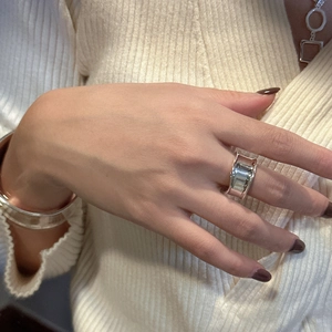 Brazalete ancho de plata de ley S925 para mujer mostrado en la muñeca de una modelo