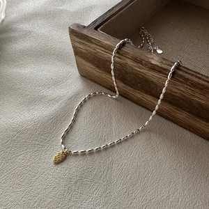 Collier de perles en argent S925 avec pendentif LOVE doré sur plateau en bois